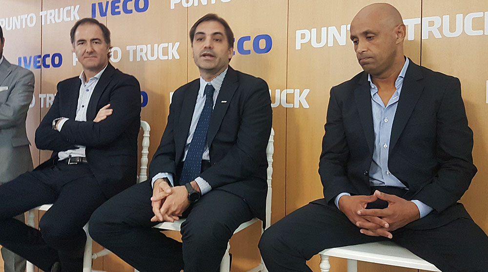 Sebastián Macías junto a directivos de Punto Truck